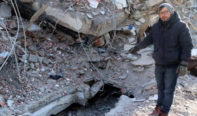 Enkaz başında depremde ölen annesi ile kardeşinin hatıralarını bekliyor