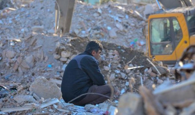 Enkaz başında umutlu bekleyiş; vesikalık fotoğrafla teşhis