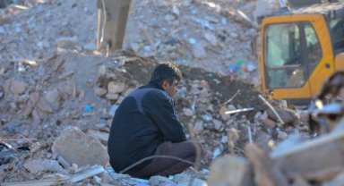 Enkaz başında umutlu bekleyiş; vesikalık fotoğrafla teşhis