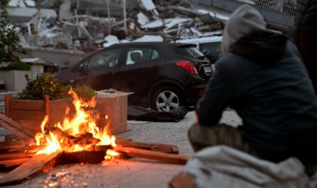 Enkaz nedeniyle TIR'ların giremediği mahallelere yardımlar ulaştı