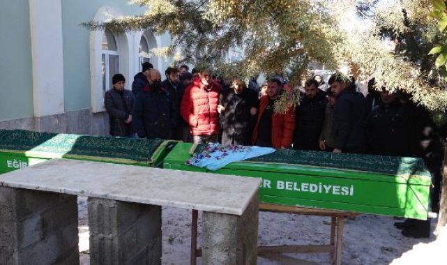 Enkazda birbirine sarılı bulunan Hilal hemşire ve kardeşi toprağa verildi