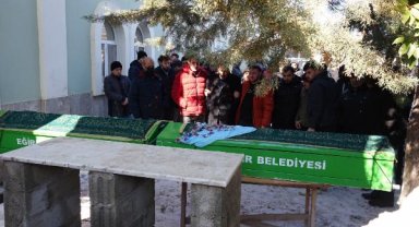 Enkazda birbirine sarılı bulunan Hilal hemşire ve kardeşi toprağa verildi