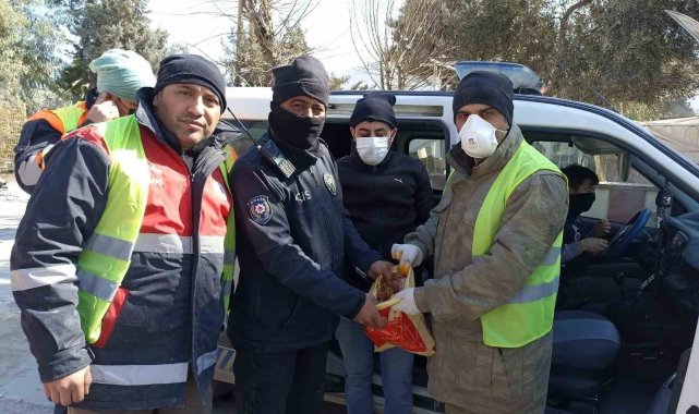 Enkazda buldukları altınları polise teslim ettiler