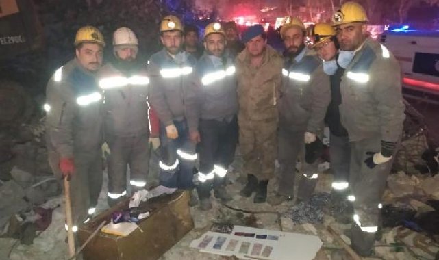 Enkazda buldukları para ve değerli eşyaları güvenlik güçlerine teslim ettiler