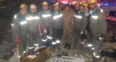 Enkazda buldukları para ve değerli eşyaları güvenlik güçlerine teslim ettiler
