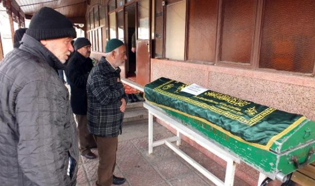 Enkazda kızının kurtarılmasını beklerken kalp krizinden öldü