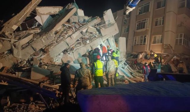 Enkazdaki 7 kişiyi kurtarmak için zamanla yarışıyorlar