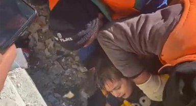 Enkazdaki çocuğu 81'inci saatte gönüllüler ve itfaiye ekibi kurtardı