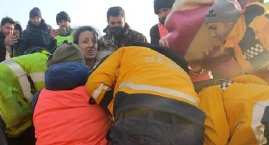 Enkazdaki üniversiteli Zişan'ı uyanık tutup, 101'inci saatte kurtardılar