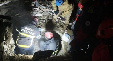 Enkazdan 10 kişiyi sağ çıkaran itfaiyecilerin müdürü: Allah bir daha böyle acılar yaşatmasın