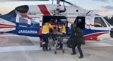 Enkazdan 133 saat sonra kurtarıldı, jandarma helikopteriyle hastaneye sevk edildi