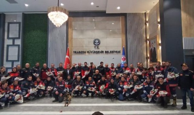 Enkazdan 17 kişiyi çıkaran itfaiyecilere çiçekli karşılama