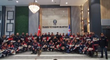 Enkazdan 17 kişiyi çıkaran itfaiyecilere çiçekli karşılama