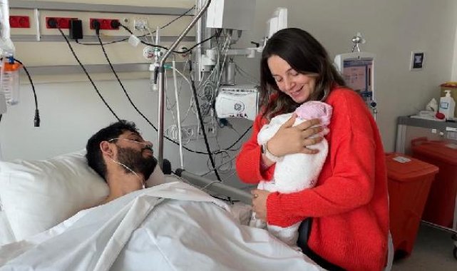 Enkazdan 261 saat sonra kurtarılan Mustafa, eşi ve bebeğiyle buluştu