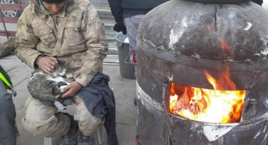Enkazdan çıkan kediye jandarma şefkati