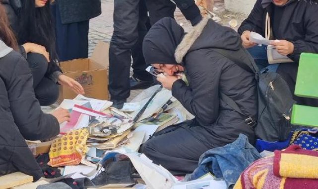 Enkazdan çıkan yakının fotoğrafını öpüp, gözyaşı döktü