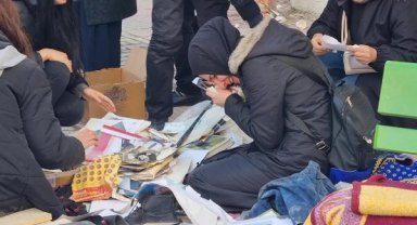 Enkazdan çıkan yakının fotoğrafını öpüp, gözyaşı döktü
