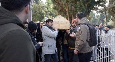 Enkazdan çıkaran ekiplere kalp selamı ile teşekkür etmişti; İstanbul'da toprağa verildi