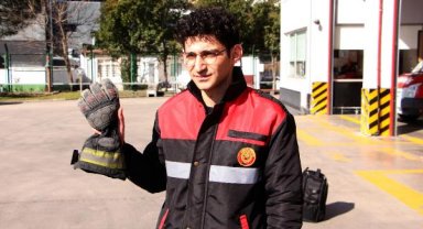 Enkazdan çıkardığı Reyyan elini tutmaya devam edince, eldivenini ona bıraktı