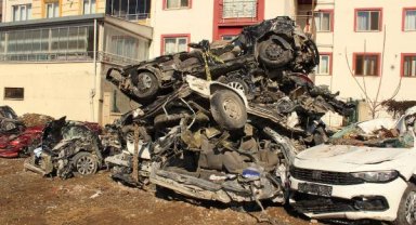 Enkazdan çıkarılan hurda araçlar, üst üste konuldu