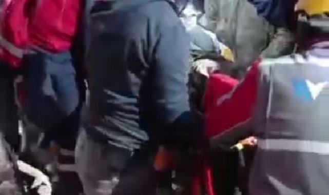 Enkazdan çıkarılırken, 'En büyük asker işte bu asker' diye bağırdı