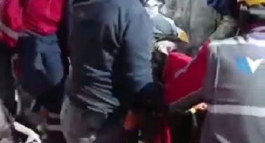 Enkazdan çıkarılırken, 'En büyük asker işte bu asker' diye bağırdı