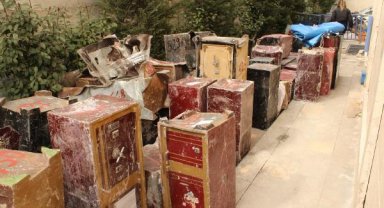 Enkazdan çıkartılan değerli eşyalar, polis korumasında