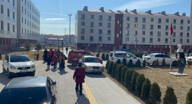 Enkazdan kendi imkanlarıyla çıkıp, 3 çocuğunu kurtardı