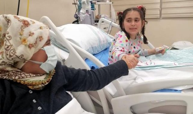 Enkazdan kurtarılan anne- kız, günler sonra ilk kez bir araya geldi