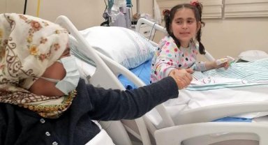 Enkazdan kurtarılan anne- kız, günler sonra ilk kez bir araya geldi