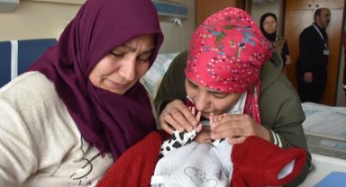 Enkazdan kurtarılan anne ve bebeği 21 gün sonra kavuştu