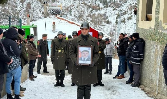 Enkazdan yaralı kurtuldu, eşi ve oğlunun cenazesine katıldı