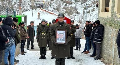 Enkazdan yaralı kurtuldu, eşi ve oğlunun cenazesine katıldı