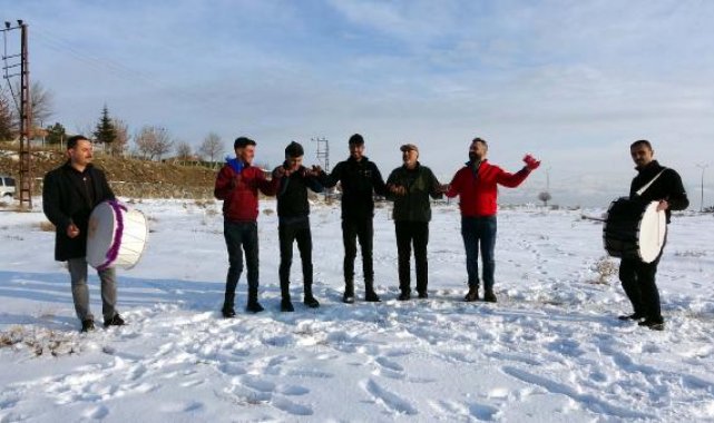 Erciş'e kar yağdı, esnaf halay çekti