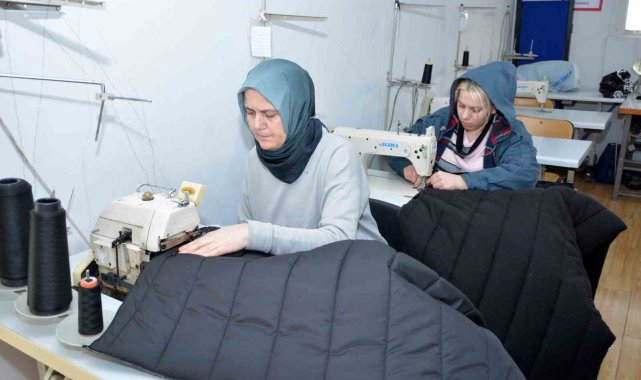 Erenler Halk Eğitimi Merkezi, depremzedeleri uyku tulumlarıyla soğuktan koruyacak