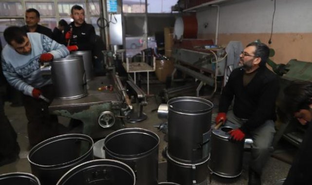 Erzincan'da demirci esnafı, depremzedeler için soba üretiyor
