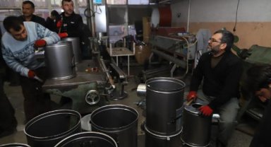Erzincan'da demirci esnafı, depremzedeler için soba üretiyor