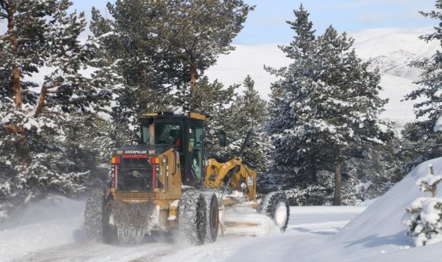 Erzincan'da kar ve tipiden 326 köy yolu ulaşıma kapandı