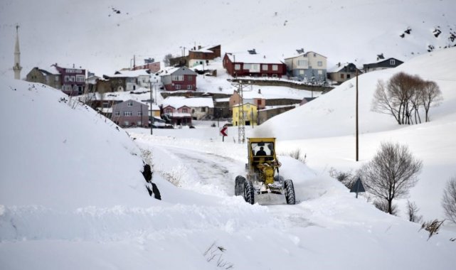 Erzincan'da kar ve tipiden 471 köy yolu ulaşıma kapandı