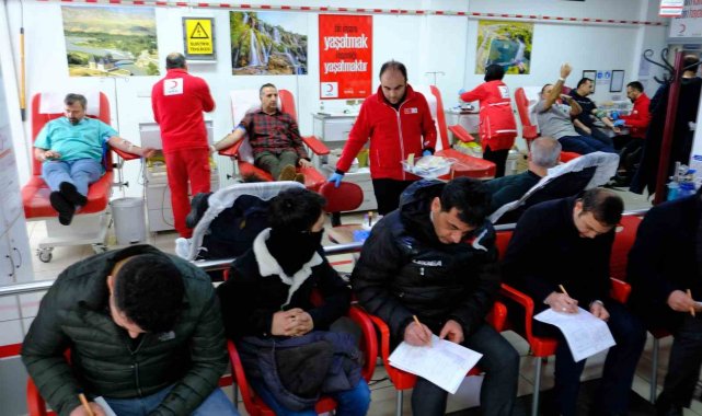 Erzincan'da vatandaşlar kan merkezlerine akın etti