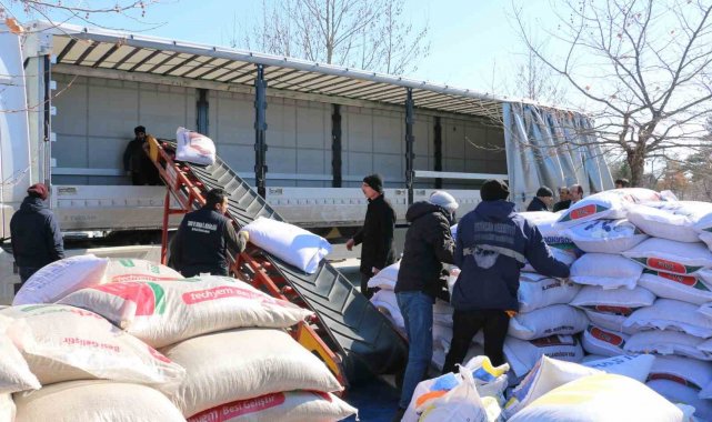 Erzincan'dan Malatya'da ki hayvan üreticilerine yem desteği
