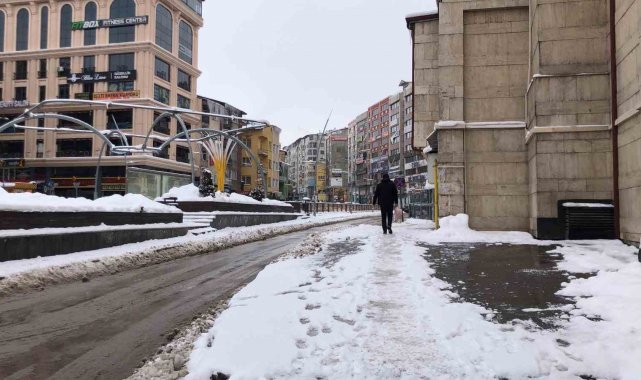Erzurum güne karla uyandı
