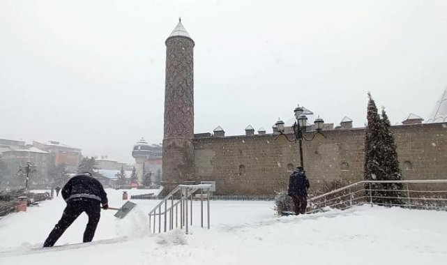 Erzurum'da 1439, Erzincan'da 471 yerleşim yerinin yolu kardan kapandı