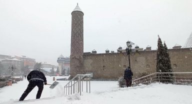 Erzurum'da 1439, Erzincan'da 471 yerleşim yerinin yolu kardan kapandı