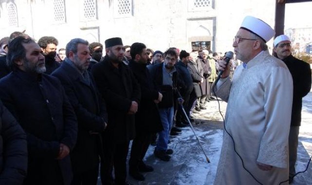 Erzurum'da depremde hayatını kaybedenler için gıyabi cenaze namazı kılındı