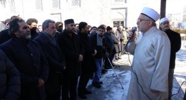 Erzurum'da depremde hayatını kaybedenler için gıyabi cenaze namazı kılındı