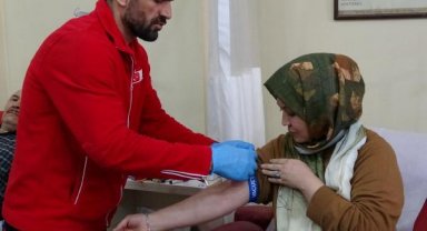 Erzurum'daki Afgan sığınmacılar, depremzedelere kan vermek için sıraya girdi