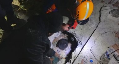 Erzurum'dan giden AFAD ve PAK, 9 vatandaşı enkazdan sağ çıkardı
