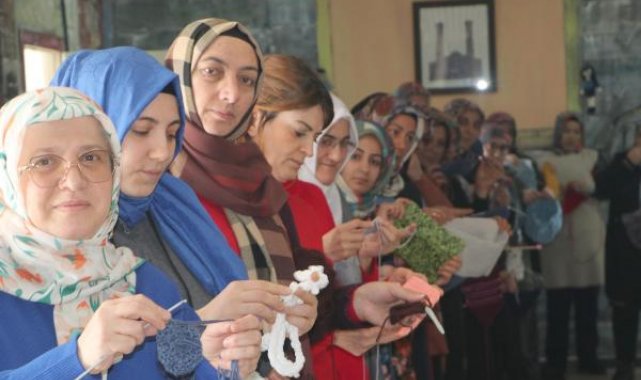 Erzurumlu kadınlar, depremzedelerin üşümemesi için 'örgü timi' kurdu