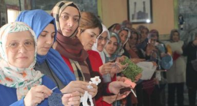Erzurumlu kadınlar, depremzedelerin üşümemesi için 'örgü timi' kurdu 